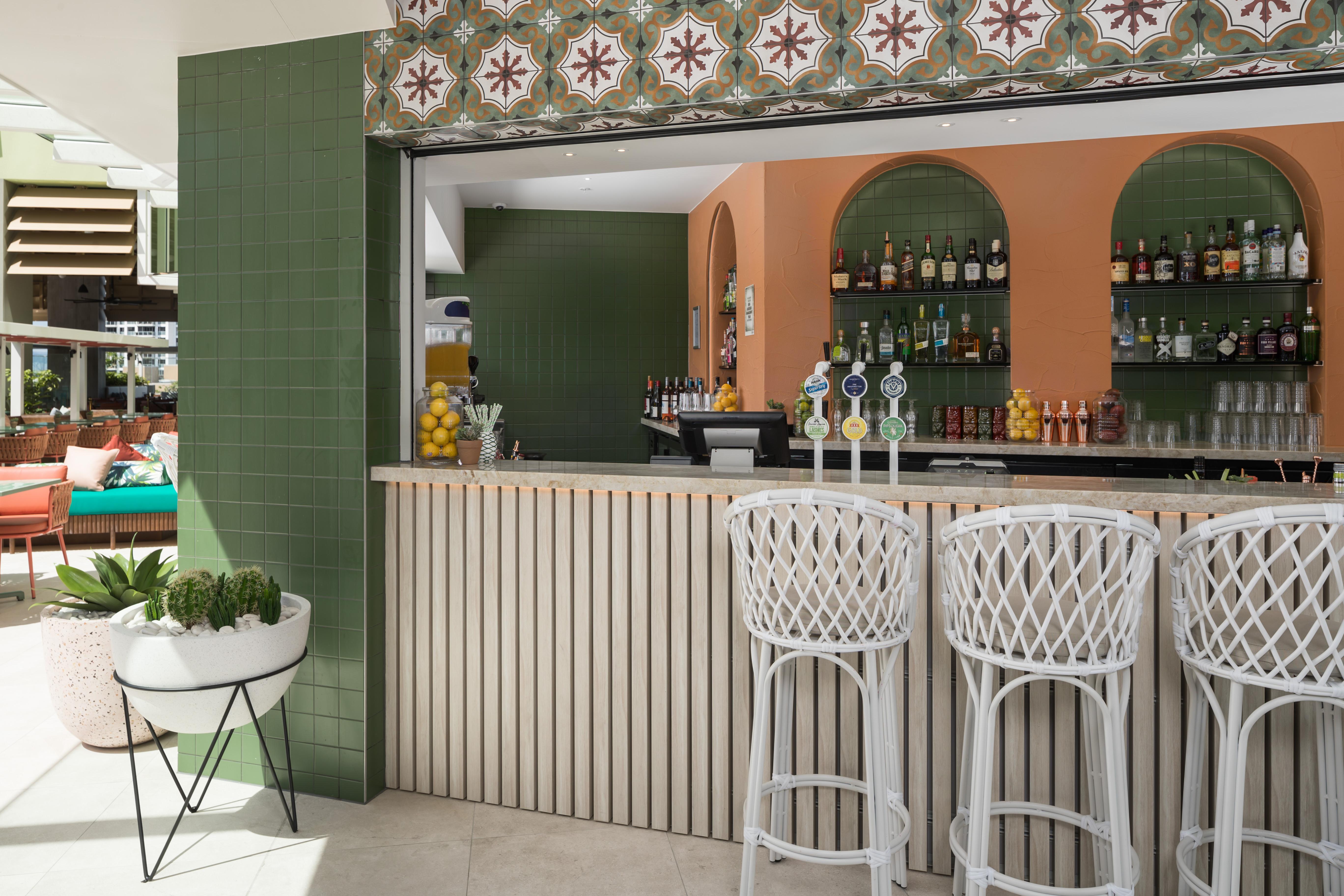 Отель Crystalbrook Bailey Кэрнс Экстерьер фото The bar at the hotel