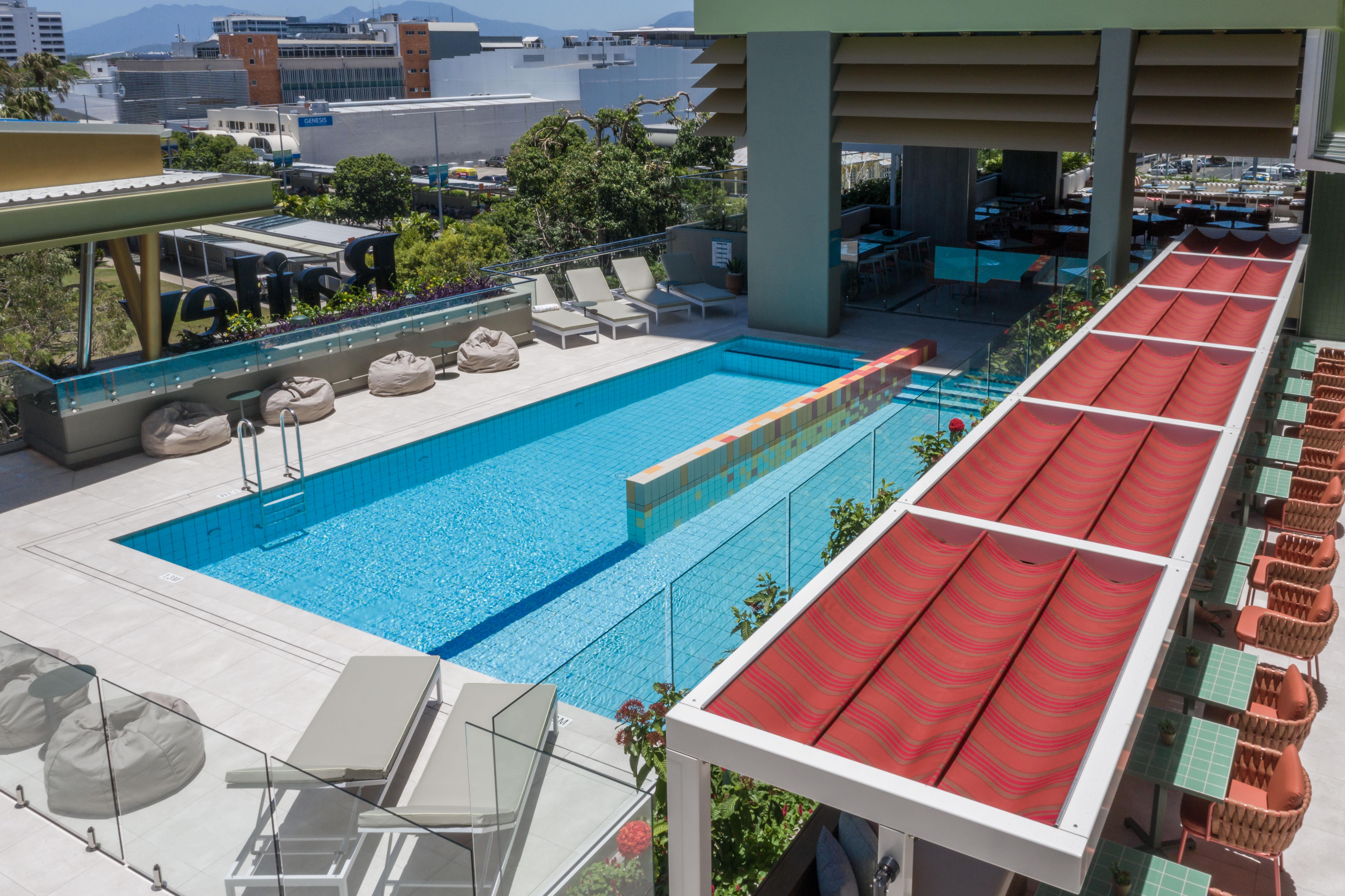 Отель Crystalbrook Bailey Кэрнс Экстерьер фото The pool at the hotel